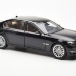 BMW 750Li F02 Facelift Carbon Nero Kyosho 1:18 - image 6 of 8