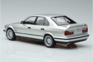 BMW Alpina B10 4.6 E34 Argento MCG 1:18 MCG18231 Pressofusione — immagine 5 di 5