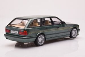 BMW Alpina B10 E34 Touring Verde Scuro MCG 1:18 MCG18331 Pressofusione — immagine 2 di 6