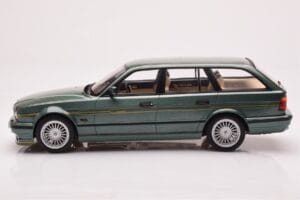 BMW Alpina B10 E34 Touring Verde Scuro MCG 1:18 MCG18331 Pressofusione — immagine 3 di 6