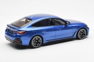 BMW i4 M50 G26 Blu Otto 1:18 OT453 Resina — immagine 2 di 6