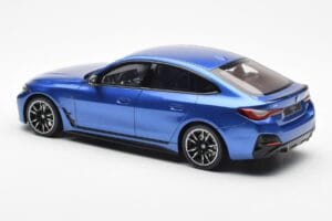 BMW i4 M50 G26 Blu Otto 1:18 OT453 Resina — immagine 5 di 6