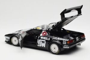 BMW M1 #111 Team MK Motorsport J-L. Witmeur / Krankenberg / Libert 24 Hours of Le Mans 1986 Minichamps 1:18 180862911 Pressof — immagine 5 di 8