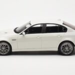 BMW M3 E90 Berlina Bianco GT Spirit 1:18 - image 3 of 6