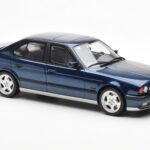 BMW M5 E34 Blu Metallic Otto 1:18 - image 4 of 6