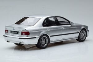 BMW M5 E39 Argento Otto 1:18 OT747B Resina — immagine 2 di 7