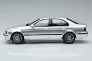 BMW M5 E39 Argento Otto 1:18 OT747B Resina — immagine 3 di 7