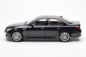 BMW M5 E60 Carbon Nero Kyosho 1:18 08593BK Pressofusione — immagine 4 di 8