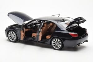 BMW M5 E60 Carbon Nero Kyosho 1:18 08593BK Pressofusione — immagine 5 di 8