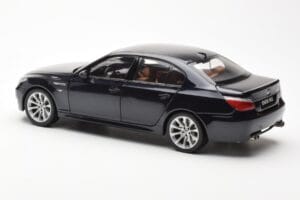 BMW M5 E60 Carbon Nero Kyosho 1:18 08593BK Pressofusione — immagine 7 di 8