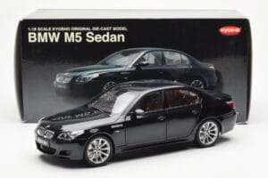 BMW M5 E60 Carbon Nero Kyosho 1:18 08593BK Pressofusione — immagine 8 di 8