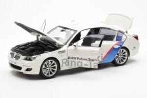 BMW M5 E60 Ring Taxi Nurburgring Kyosho 1:18 08593RT Pressofusione — immagine 2 di 8