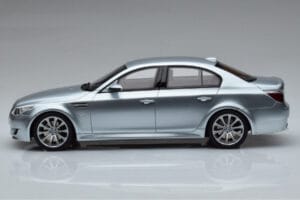 BMW M5 E60 Argento Otto 1:18 OT426 Resina — immagine 3 di 6