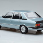 BMW M535i E12 Blu Norev 1:18 - image 5 of 6