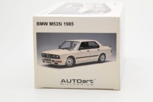 BMW M535i E28 Alpine Bianco AUTOart 1:18 75161 Pressofusione — immagine 9 di 10