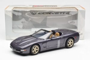 Chevrolet Corvette C5 Cabriolet Viola Perla Metallizzato UT Models 1:18 21010 Pressofusione — immagine 6 di 6
