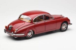 Daimler 250 V8 Rosso Paragon 1:18 PA-98312 Pressofusione — immagine 3 di 8