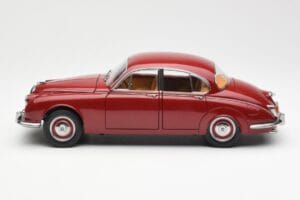 Daimler 250 V8 Rosso Paragon 1:18 PA-98312 Pressofusione — immagine 4 di 8