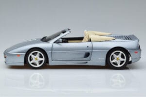 Ferrari F355 Spider Hot Wheels 1:18 23907 Pressofusione — immagine 4 di 7