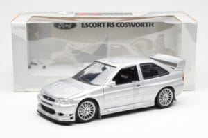 Ford Escort RS Cosworth Versione Stradale Argento UT Models 1:18 22706 Pressofusione — immagine 2 di 6