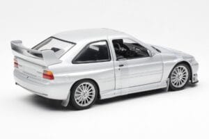 Ford Escort RS Cosworth Versione Stradale Argento UT Models 1:18 22706 Pressofusione — immagine 5 di 6