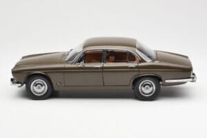 Jaguar XJ6 Series 1 4.2 Sable Marrone Paragon 1:18 2011004 Pressofusione — immagine 4 di 8