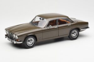 Jaguar XJ6 Series 1 4.2 Sable Marrone Paragon 1:18 2011004