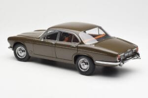 Jaguar XJ6 Series 1 4.2 Sable Marrone Paragon 1:18 2011004 Pressofusione — immagine 7 di 8
