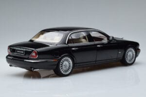 Jaguar XJ6 X350 Ebony Nero Almost Real 1:18 810501 Pressofusione — immagine 3 di 11