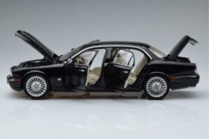 Jaguar XJ6 X350 Ebony Nero Almost Real 1:18 810501 Pressofusione — immagine 4 di 11