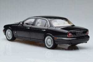 Jaguar XJ6 X350 Ebony Nero Almost Real 1:18 810501 Pressofusione — immagine 6 di 11