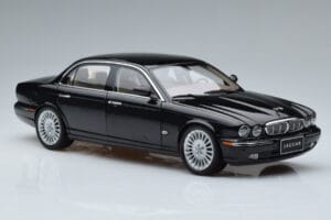 Jaguar XJ6 X350 Ebony Nero Almost Real 1:18 810501 Pressofusione — immagine 10 di 11