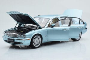 Jaguar XJ6 X350 Seafrost Azzurro Almost Real 1:18 810503 Pressofusione — immagine 2 di 11
