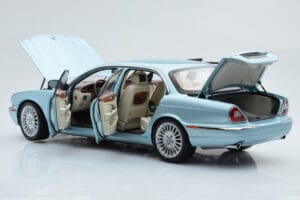 Jaguar XJ6 X350 Seafrost Azzurro Almost Real 1:18 810503 Pressofusione — immagine 3 di 11