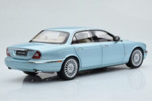 Jaguar XJ6 X350 Seafrost Azzurro Almost Real 1:18 810503 Pressofusione — immagine 4 di 11