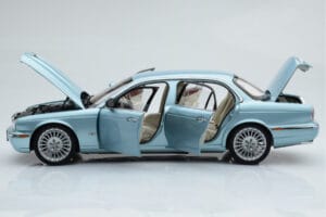 Jaguar XJ6 X350 Seafrost Azzurro Almost Real 1:18 810503 Pressofusione — immagine 5 di 11