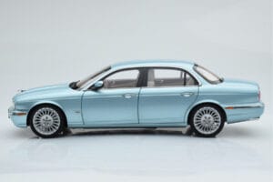 Jaguar XJ6 X350 Seafrost Azzurro Almost Real 1:18 810503 Pressofusione — immagine 6 di 11