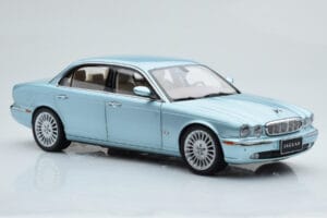 Jaguar XJ6 X350 Seafrost Azzurro Almost Real 1:18 810503 Pressofusione — immagine 7 di 11