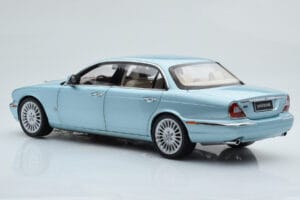 Jaguar XJ6 X350 Seafrost Azzurro Almost Real 1:18 810503 Pressofusione — immagine 8 di 11