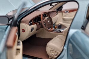 Jaguar XJ6 X350 Seafrost Azzurro Almost Real 1:18 810503 Pressofusione — immagine 9 di 11