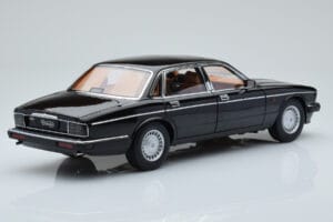Jaguar XJ6 XJ40 Ebony Nero Almost Real 1:18 810543 Pressofusione — immagine 3 di 11