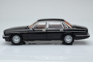 Jaguar XJ6 XJ40 Ebony Nero Almost Real 1:18 810543 Pressofusione — immagine 4 di 11
