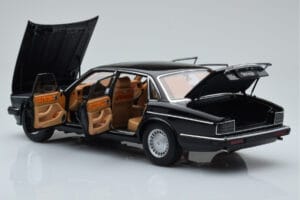 Jaguar XJ6 XJ40 Ebony Nero Almost Real 1:18 810543 Pressofusione — immagine 5 di 11
