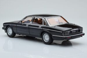 Jaguar XJ6 XJ40 Ebony Nero Almost Real 1:18 810543 Pressofusione — immagine 7 di 11