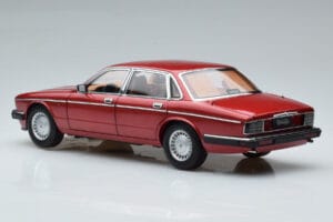 Jaguar XJ6 XJ40 Flamenco Rosso Almost Real 1:18 810541 Pressofusione — immagine 7 di 11