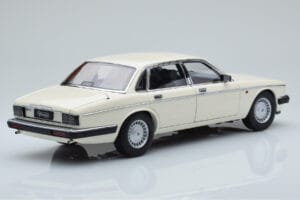Jaguar XJ6 XJ40 Glacier Bianco Almost Real 1:18 810542 Pressofusione — immagine 3 di 11