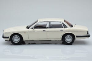 Jaguar XJ6 XJ40 Glacier Bianco Almost Real 1:18 810542 Pressofusione — immagine 4 di 11