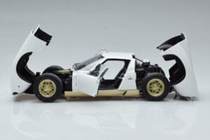 Lamborghini Miura SV Bianco AUTOart 1:18 74544 Pressofusione — immagine 4 di 8