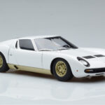 Lamborghini Miura SV Bianco AUTOart 1:18 - image 6 of 8