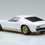 Lamborghini Miura SV Bianco AUTOart 1:18 - image 7 of 8